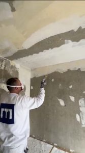 Airless Spachtelarbeiten mit Wagner Airlessgerät und Brillux Powerfill Spritzspachtel auf Wandflächen
